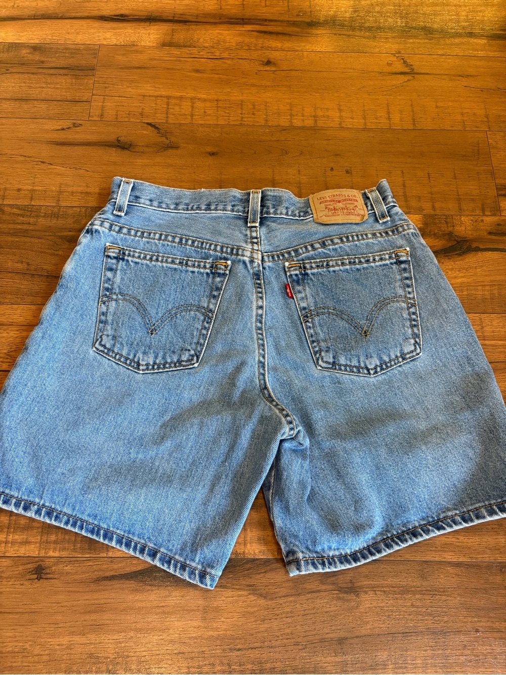 VTG Y2K Levi’s Denim Shorts Women’s Size 10 Classic Fit Mom Shorts - Picture 2 of 8